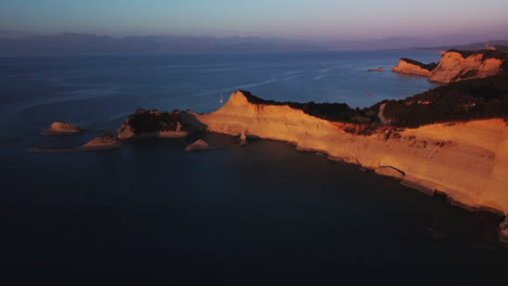 Flug-über-Hohe-Klippen-Der-Meeresküste,-Luftbild