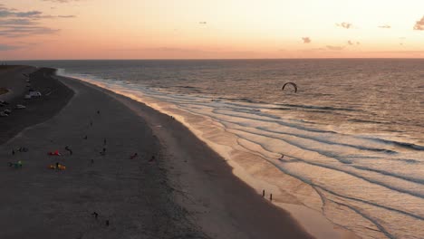 kitesurfistas cerca de la playa de domburg durante la puesta de sol