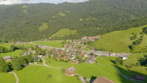 volando lejos del pueblo alpino en europa