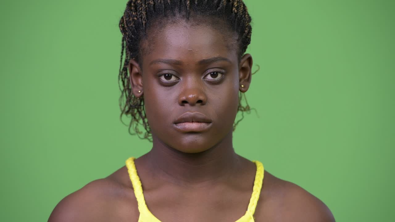 Giovane donna africana su sfondo verde