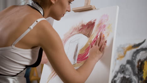 une femme créant un chef-d'œuvre.