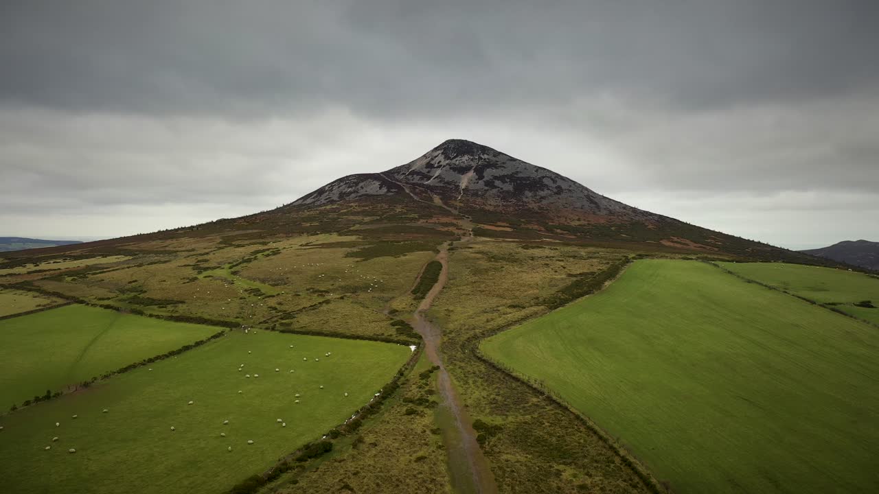 gran pan de azúcar, montañas de wicklow, irlanda, febrero de 2020