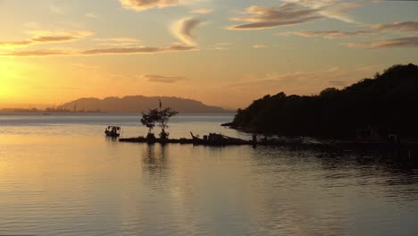 Silhouette-Eines-Fischerbootes,-Das-Bei-Sonnenaufgang-Zur-See-Fährt