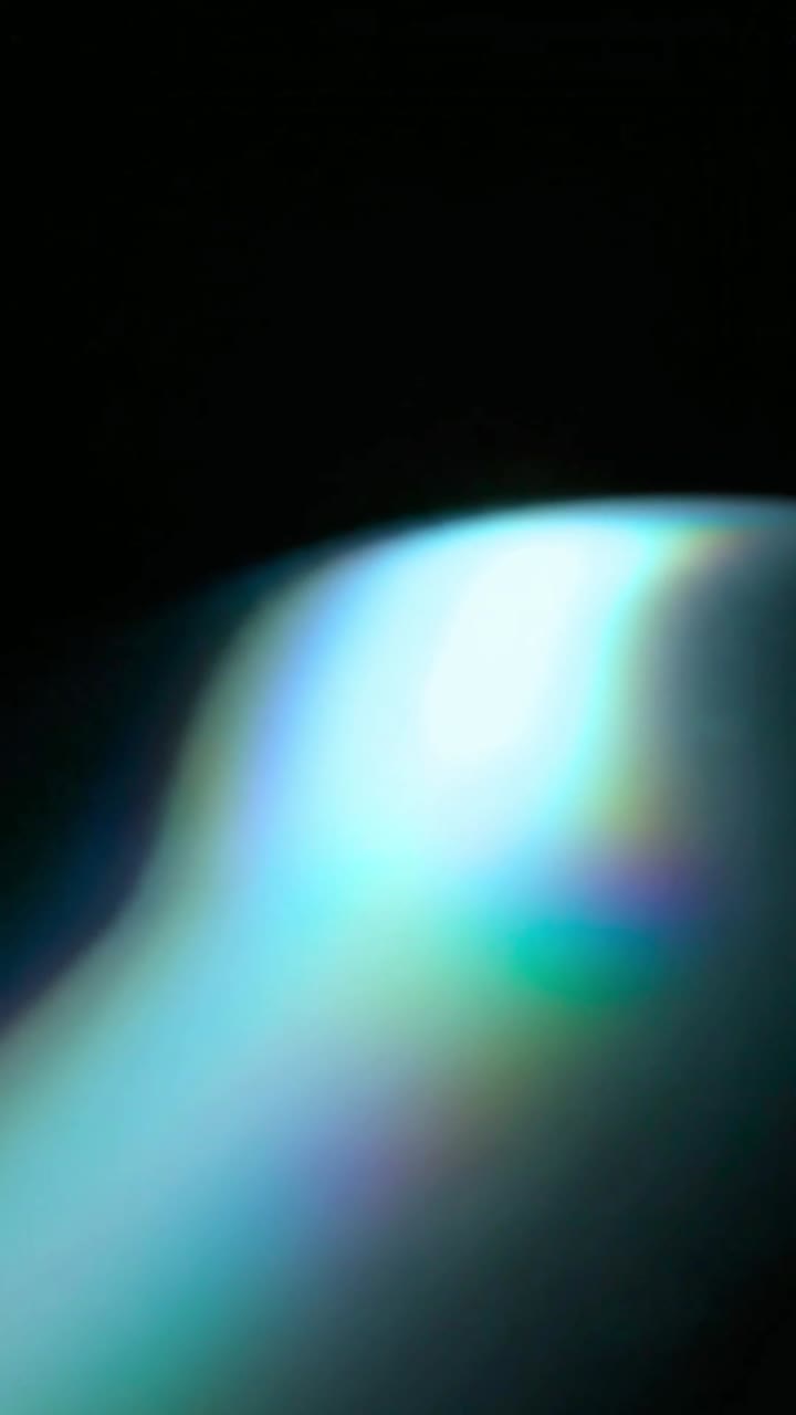 Riflessi di luce astratti con colori arcobaleno su sfondo scuro