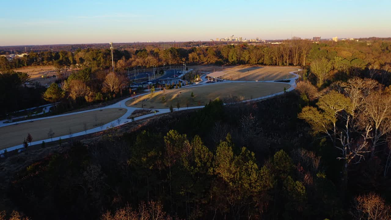 미국 조지아 주 웨스트사이드 저수지 공원과 배경에 있는 애틀랜타 스카이라인의 파노라마 공중 풍경