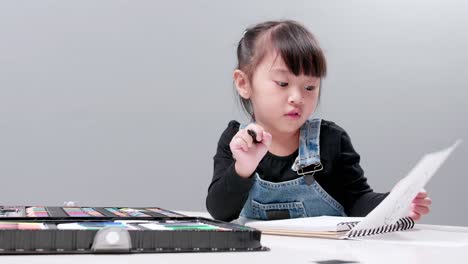 Niño-Eligiendo-Bolígrafo-Negro-En-El-Estuche-Completo-Para-Dibujar