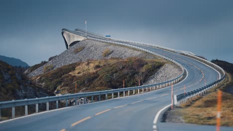 icónico puente storseisundet en la carretera del océano atlántico