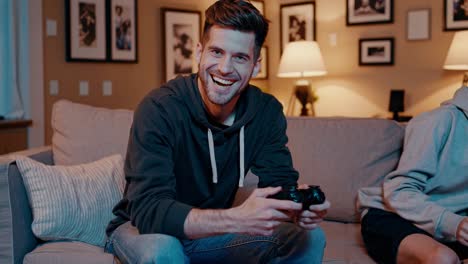 padre e hijo jugando videojuegos juntos