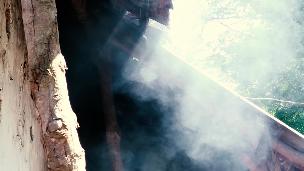 밝은 빛을 통해 요리하는 불에서 나오는 연기가 하늘로 솟아오른다