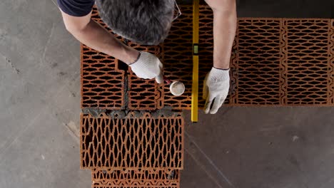 construcción de ladrillos y nivelación