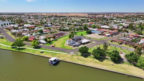 Sobre-Un-Barco-Turístico-Amarrado-En-La-Orilla-Del-Lago-Mulwala-Con-La-Ciudad-De-Yarrawonga-Y-Tierras-De-Cultivo-Más-Allá.