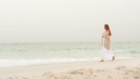 Vista-Lateral-De-Una-Mujer-Caucásica-Caminando-Por-La-Playa-4k