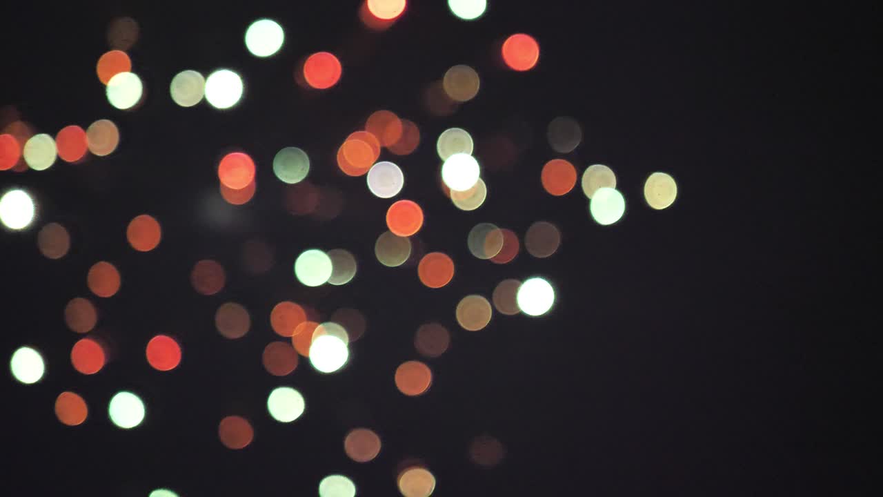 60 fotogramas por segundo de fuegos artificiales explotando en el aire creando coloridas burbujas bokeh el 4 de julio