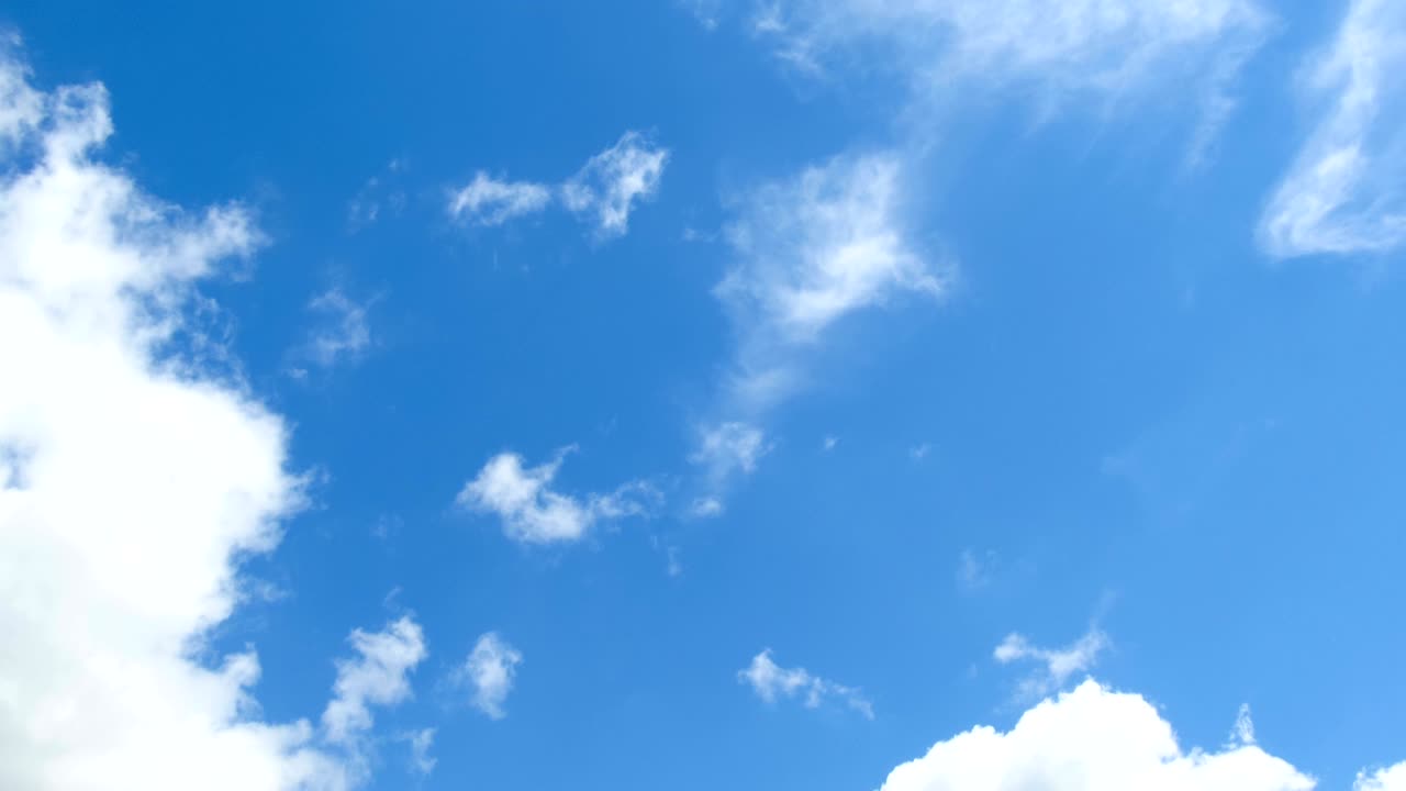 파란 하늘에서 구름이 움직이고 있습니다. 타임스