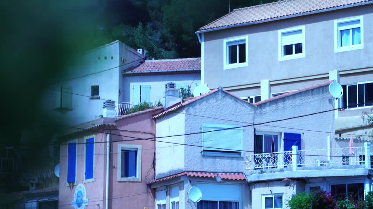 프랑스의 언덕 위에 있는 작은 집들