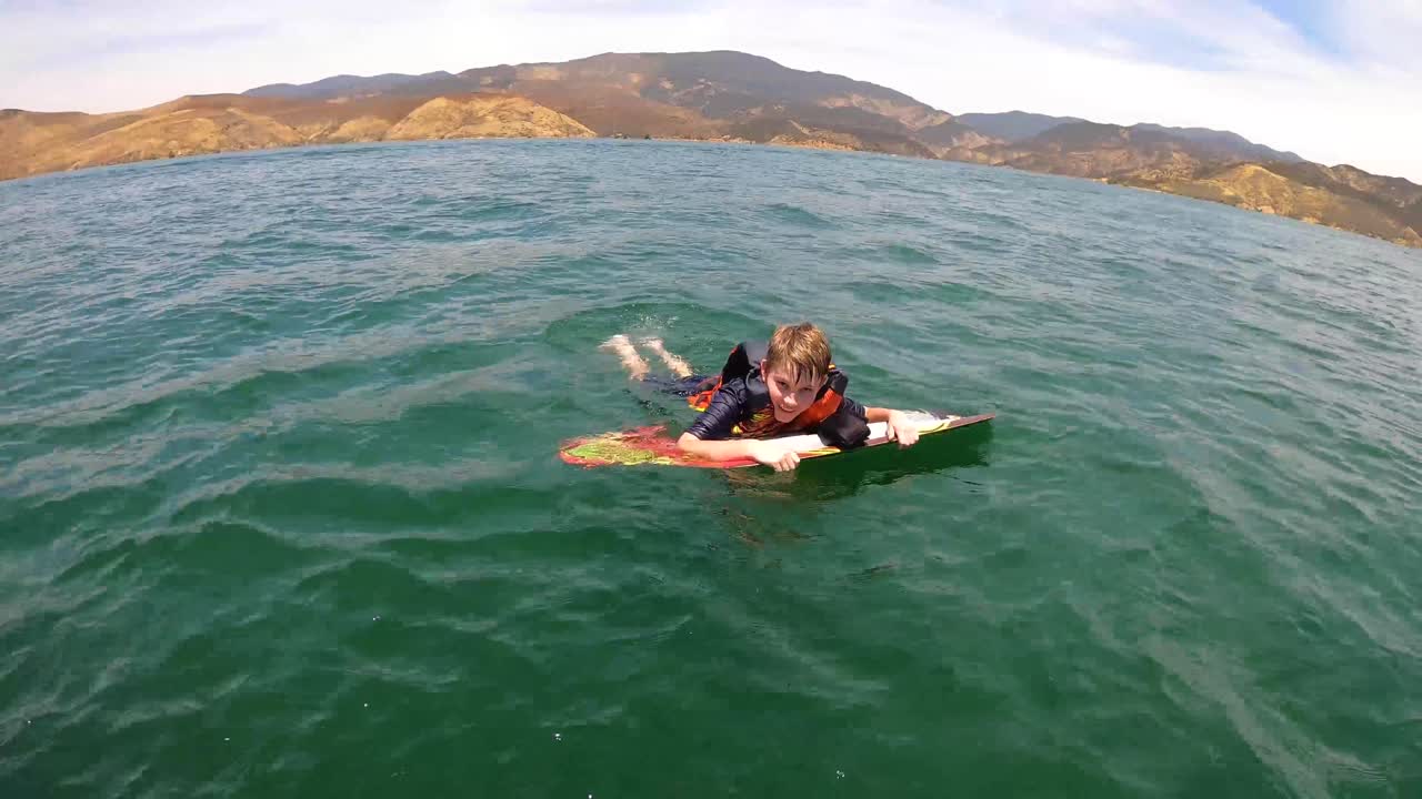 un niño haciendo rodilleras en el lago castaic en california