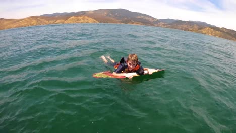 Un-Niño-Haciendo-Rodilleras-En-El-Lago-Castaic-En-California