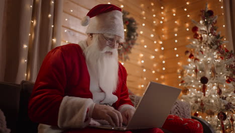 Nochebuena,-El-Verdadero-Papá-Noel-Responde-Correos-Electrónicos,-Navega-Por-El-Banco-De-Internet-Y-Trabaja-En-La-Computadora-Portátil.