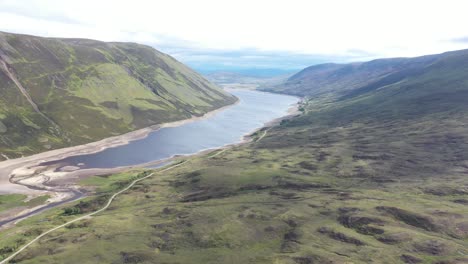 Volando-Sobre-Verdes-Valles-Y-Colinas-En-Escocia