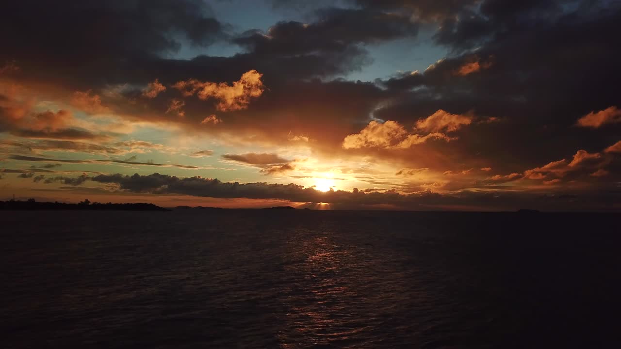 vista aerea del mare e delle montagne di koh samet, in thailandia.