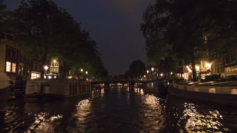 Timelapse-Del-Paseo-En-Barco-Por-Los-Canales-De-Amsterdam-Por-La-Noche