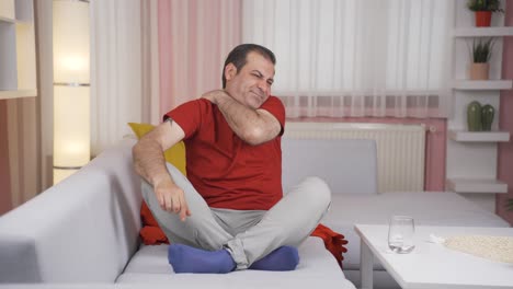 hombre enfermo con dolores de espalda.