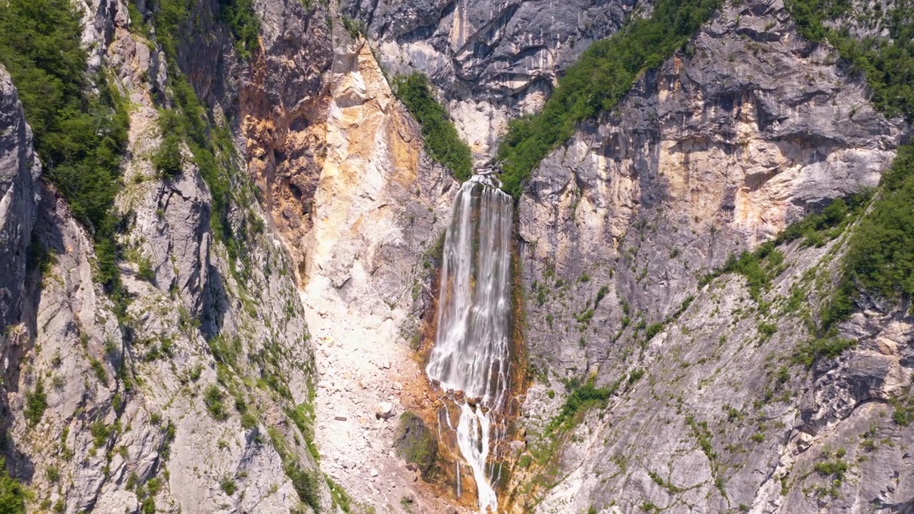 Cascata Boka (Slap Boka) nel Parco Nazionale del Triglav, nelle Alpi Giulie della Slovenia occidentale. - ripresa aerea.