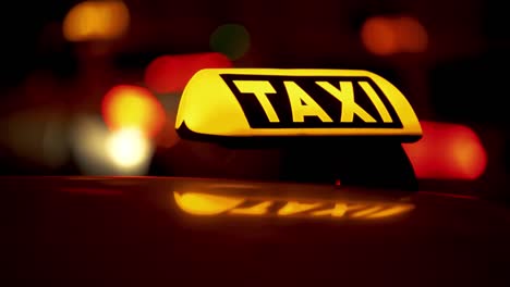 luce del taxi sull'auto di notte strada tedesca illuminata al buio fuori fuoco bokeh strada