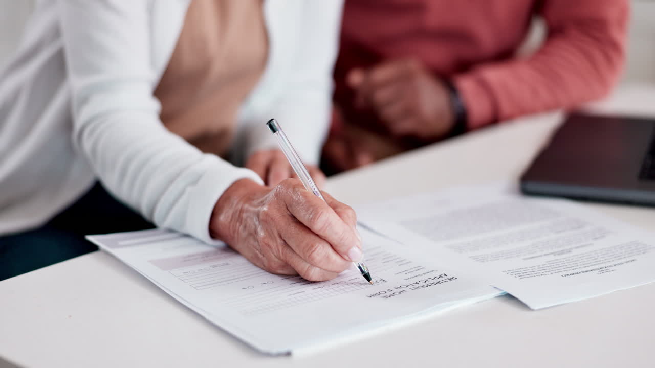 pareja mayor, manos y documentos para firmar