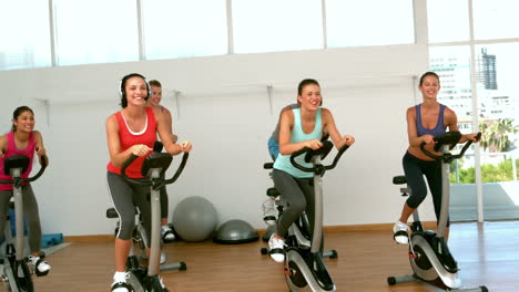 Clase-De-Spinning-Haciendo-Ejercicio