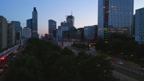 Vista-Aérea-Del-Nuevo-Centro-Financiero-De-Varsovia,-Volando-Lentamente-Para-Capturar-Las-Oficinas-Modernas-Y-El-Bullicioso-Tráfico-De-La-Ciudad