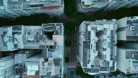 Fliegen-Sie-In-Der-Blauen-Stunde-über-Die-Gebäude-Von-Copacabana-In-Rio-De-Janeiro,-Brasilien,-Mit-Wenig-Verkehr-Auf-Den-Straßen-Und-Vielen-Pflanzen