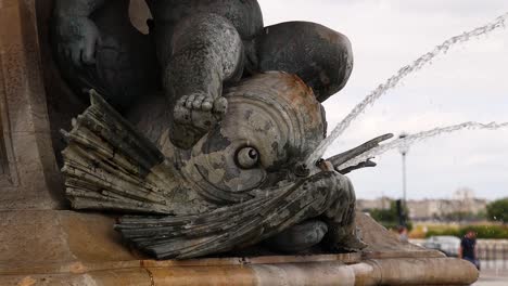 el agua fluye de una escultura de piedra detallada