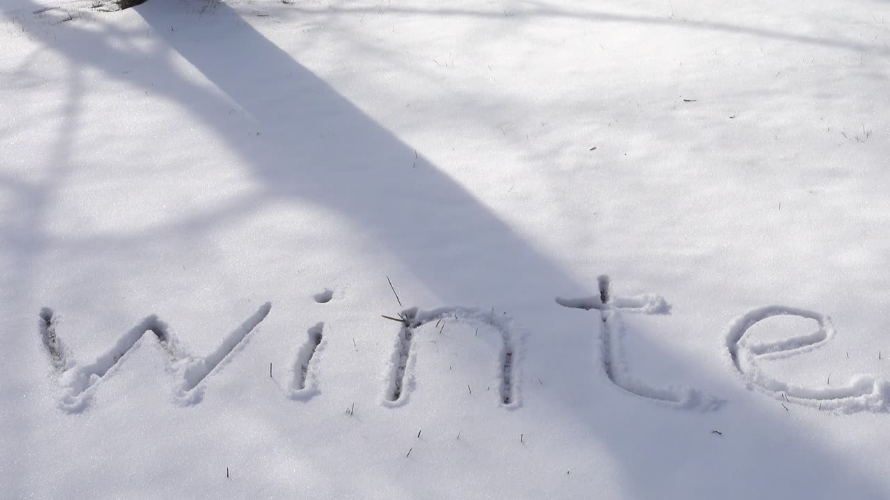 Inscriptie 'winter' in de sneeuw. Opname in de winter