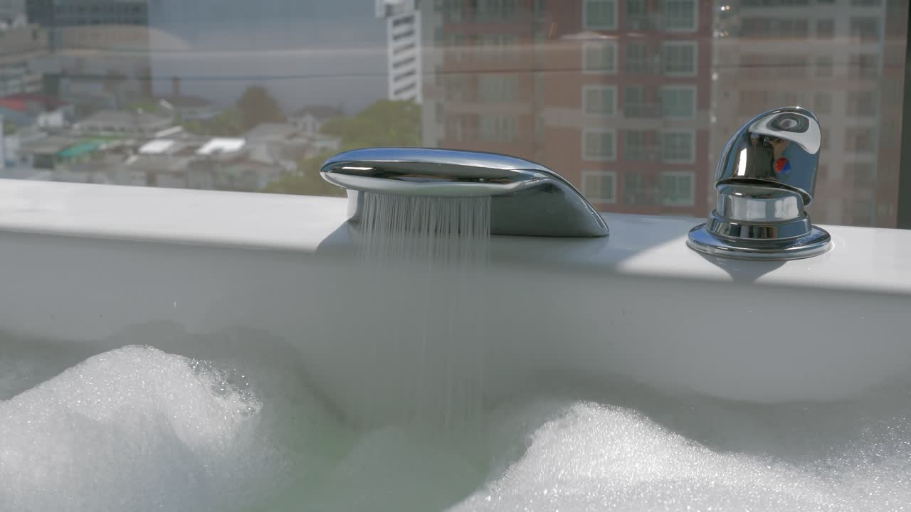 여자가 거품으로 목욕을 하고 있다