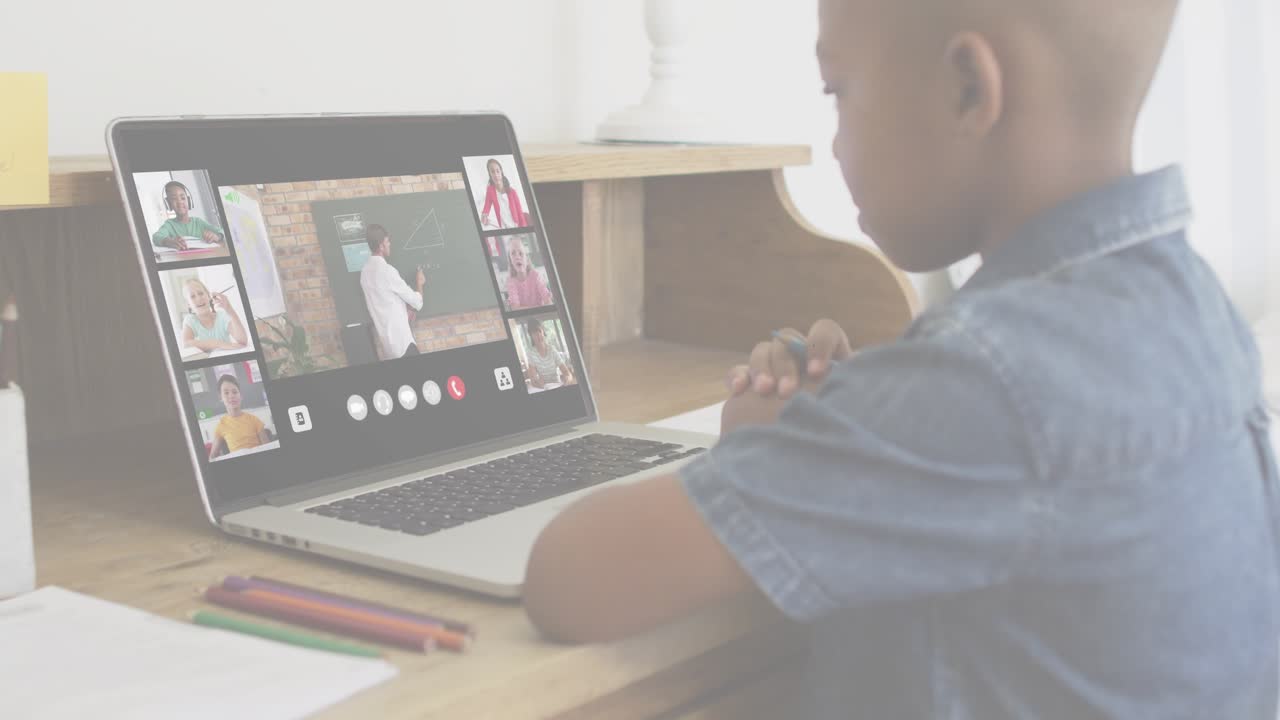 Kind schaut auf Laptop im Unterricht, LehrerIn beginnt mit dem Unterricht, wodurch ein HUD-Eye-Overlay entsteht, das den Fokus verfolgt