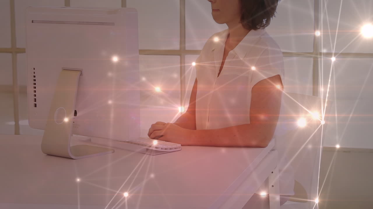 rede brilhante de conexões contra mulher caucasiana usando computador no escritório