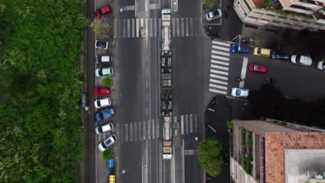 Toma-De-Seguimiento-Sobre-El-Tranvía-En-Roma,-Italia---Vista-Aérea-De-Arriba-Hacia-Abajo