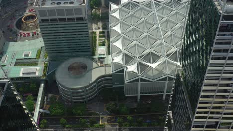 tiempo de vuelo diurno sobre el complejo de oficinas del centro de la ciudad de singapur panorámica aérea de arriba hacia abajo 4k