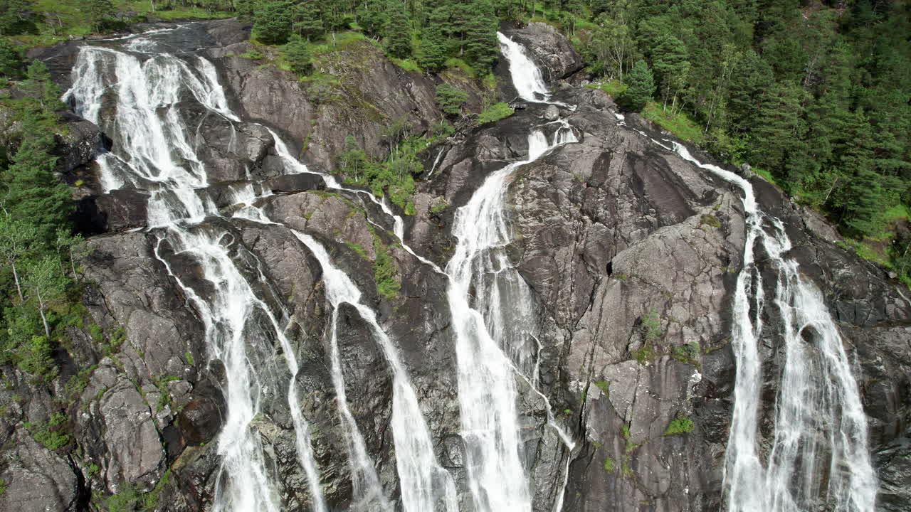 cataratas de laukelandsfossen en noruega