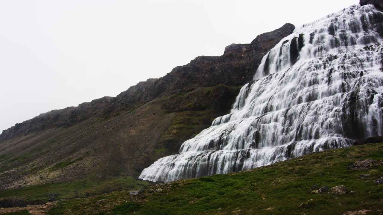 cascada masiva en la ladera de la montaña en islandia, vista panorámica derecha