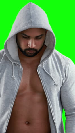 hombre musculoso con capucha gris