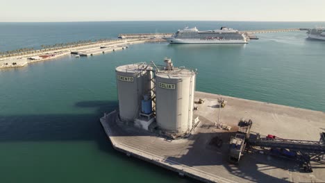 Silos-De-Cemento,-Almacenamiento-A-Granel-En-El-Puerto-De-Málaga,-Andalucía,-España