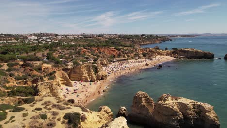 Vista-Aérea-De-Las-Vacaciones-En-La-Playa-De-Una-Isla-Tropical