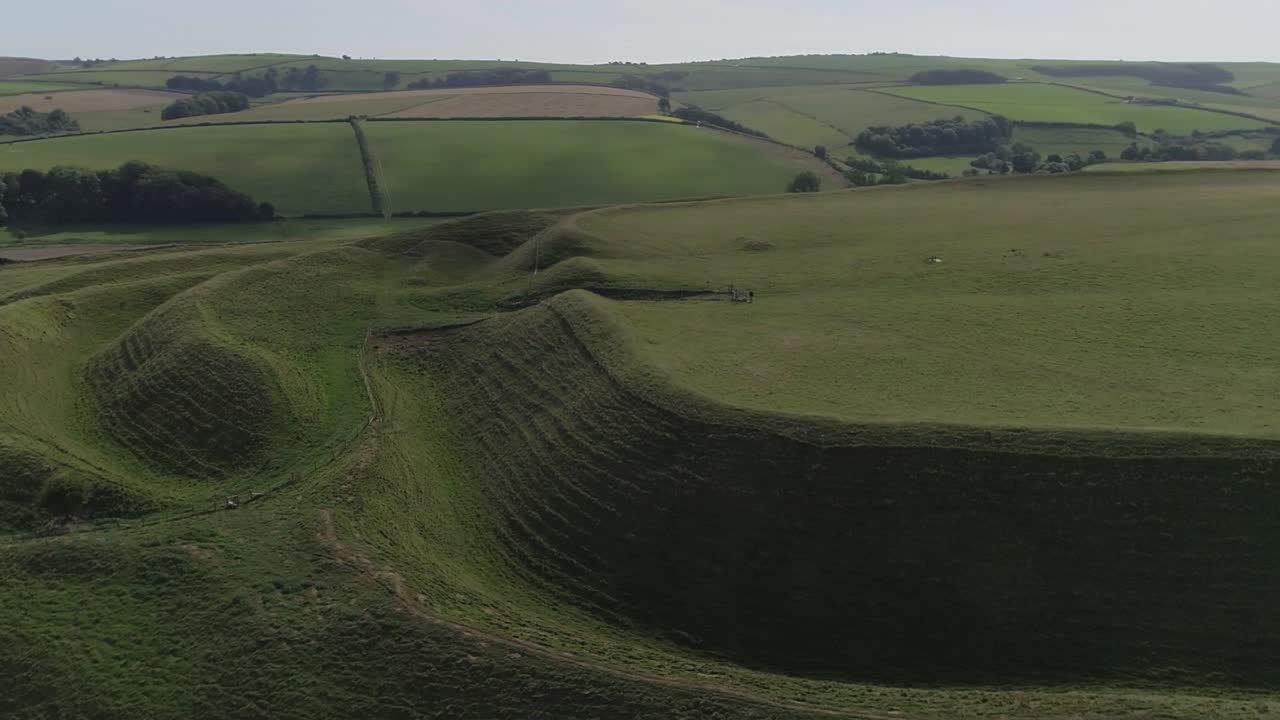 seguimiento aéreo alrededor de la puerta oriental del fuerte de la colina de la edad de hierro, castillo de la doncella