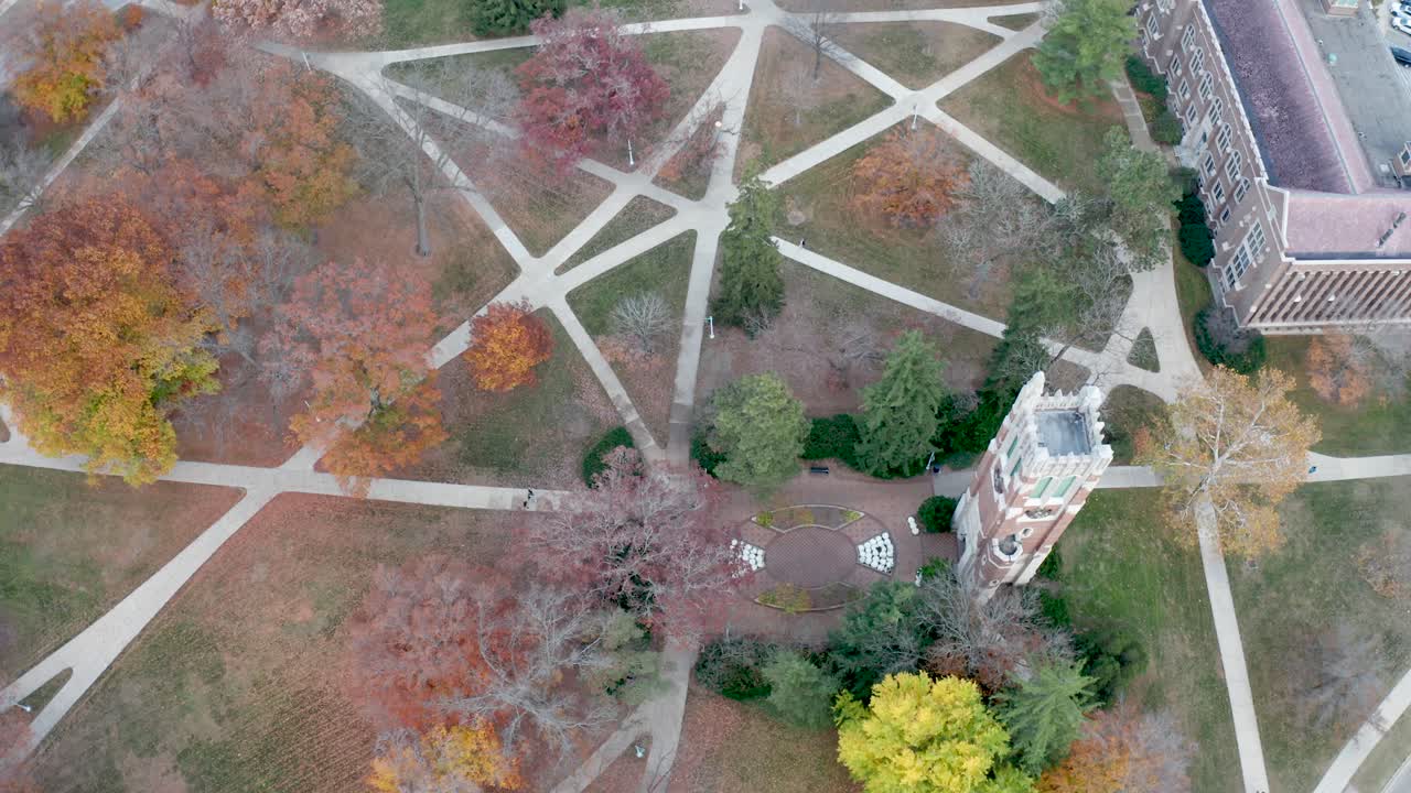 드론 비디오가 아래로 내려가는 미시간 주립 대학의 보몬트 타워