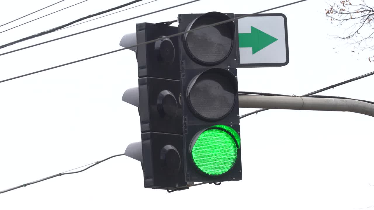 el semáforo en la carretera regula el tráfico