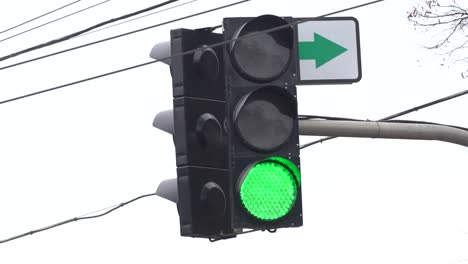 el semáforo en la carretera regula el tráfico