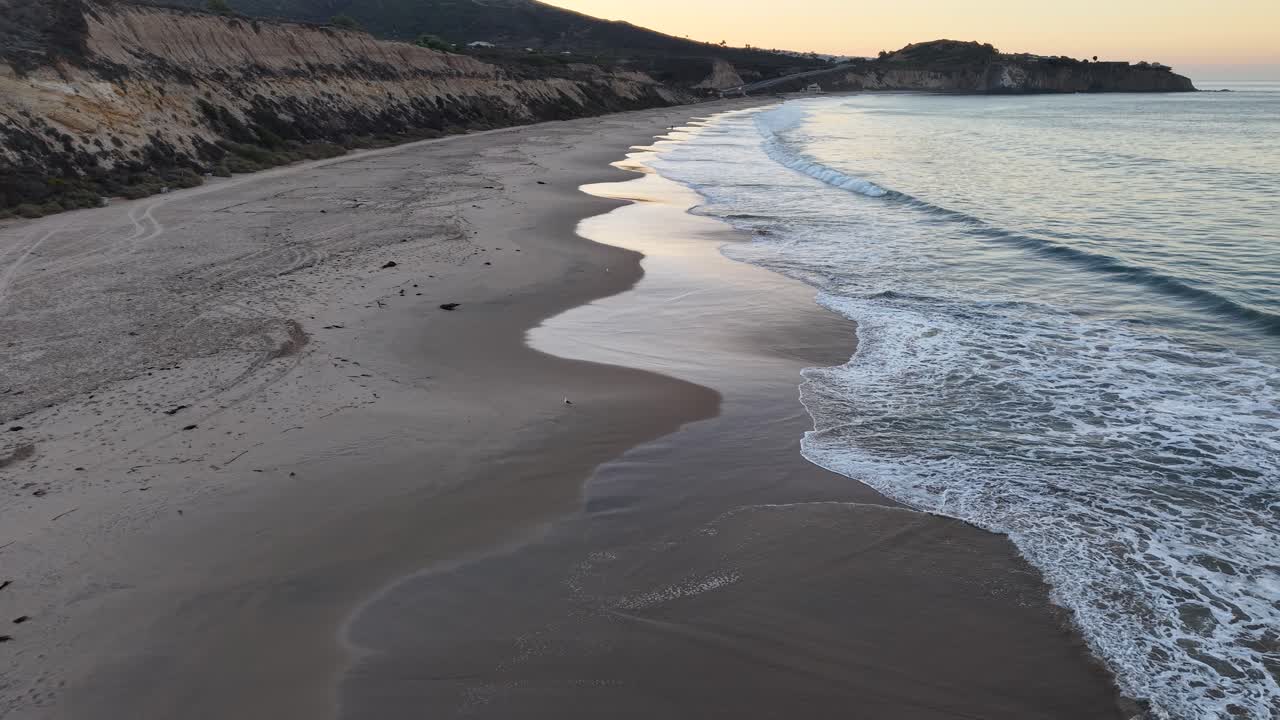 Vestkystens bølger, der brager ind på stranden