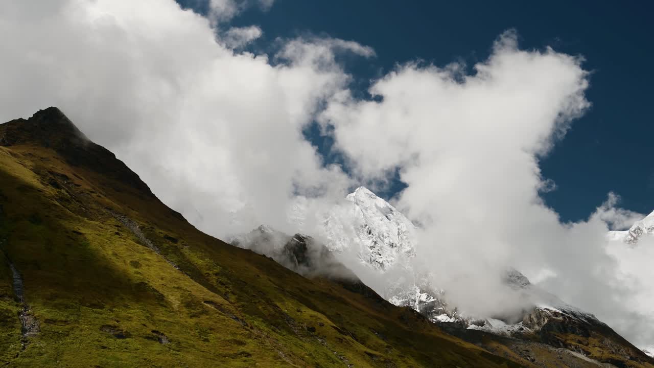 montañas cubiertas de nieve en las nubes en nepal, himalaya paisaje montañoso en alta altitud terreno en el hermoso paisaje de nepal